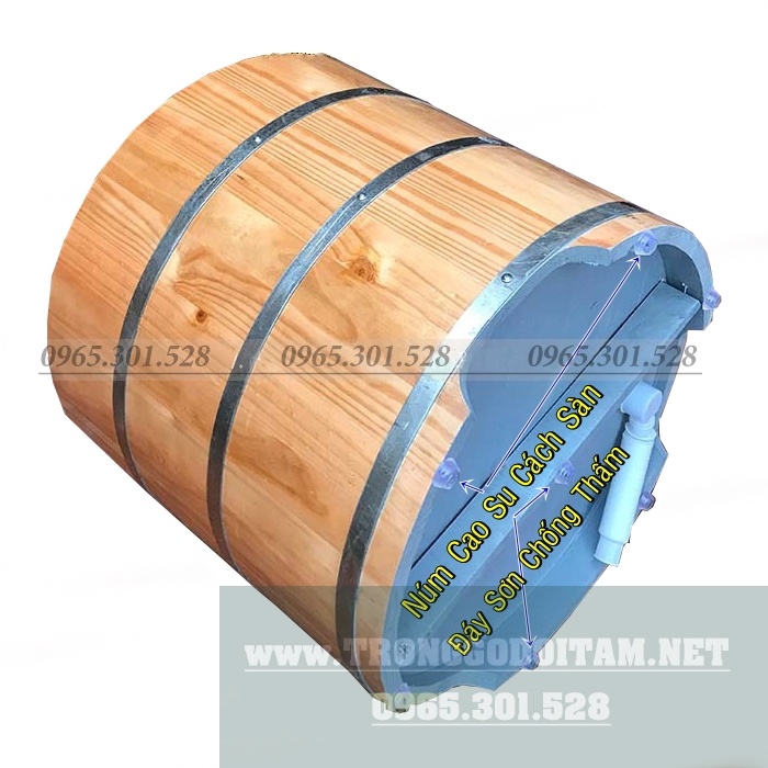 đáy bồn tắm gỗ chắc chắn có dây xả nối ra ngoài tiện lợi