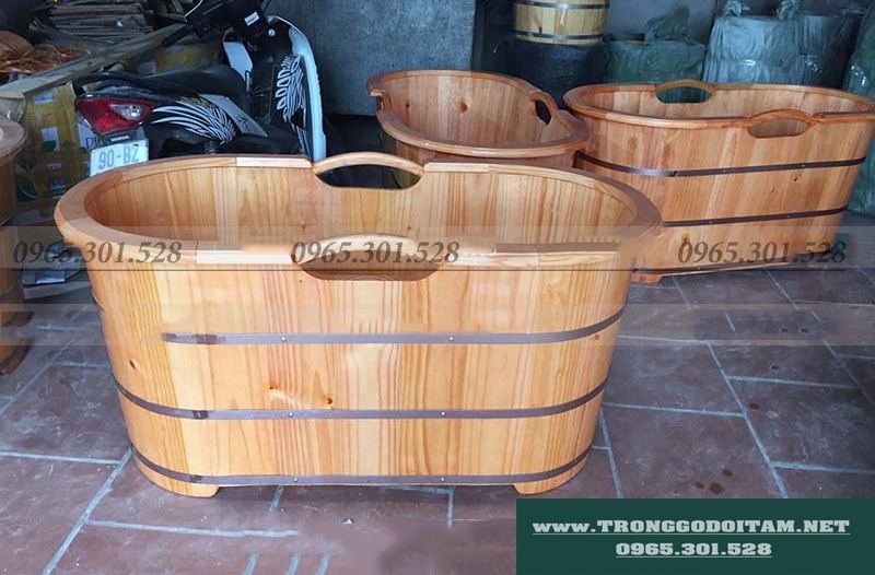 bán bồn tắm gỗ thông có tay nắm bo viền