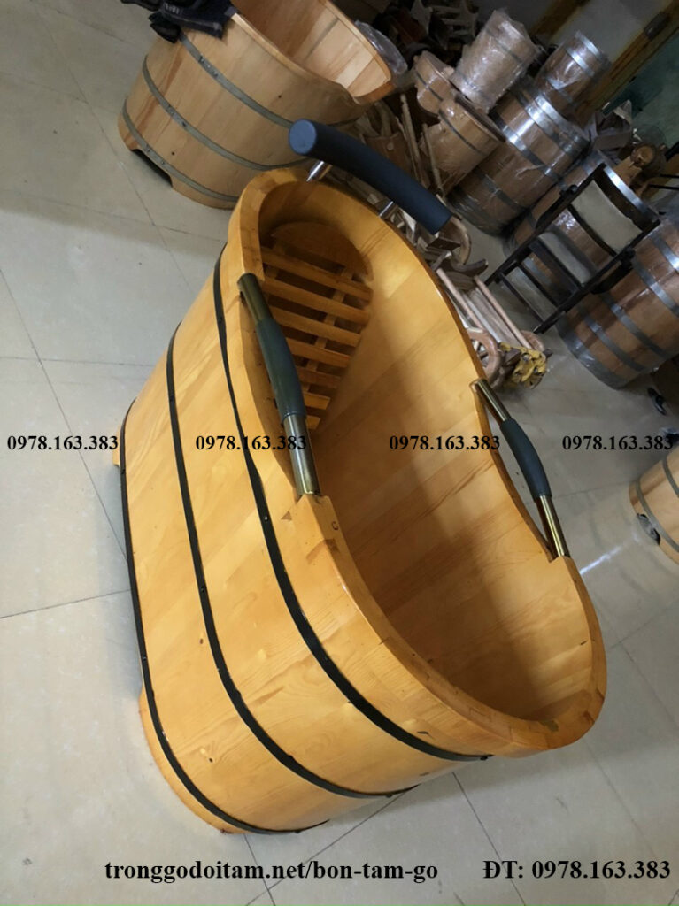 bồn tắm gỗ cao cấp có tay nắm bằng inox và da