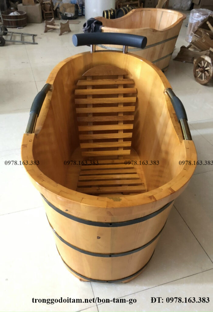 bồn tắm gỗ thông có tay nắm