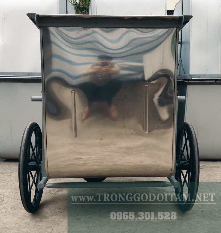 xe gom rác 500l inox sáng bóng có thể soi gương