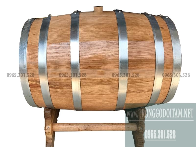 Thùng gỗ sồi dùng để ngâm ủ rượu trắng, rượu vang