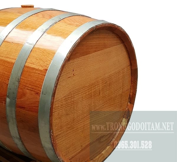 mặt sau thùng gỗ sồi đỏ ngâm rượu loại 200l