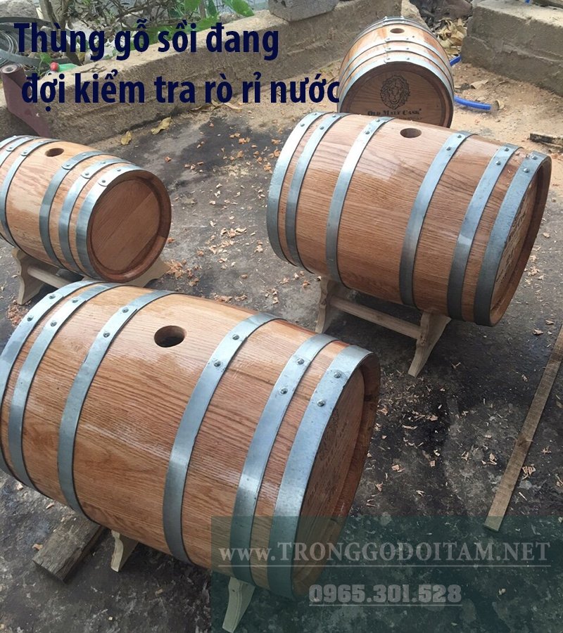 thùng gỗ ngâm rượu đang được kiểm tra chống rò rỉ