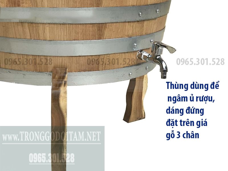 Thùng dùng để ngâm ủ rượu, dáng đứng đặt trên giá gỗ 3 chân