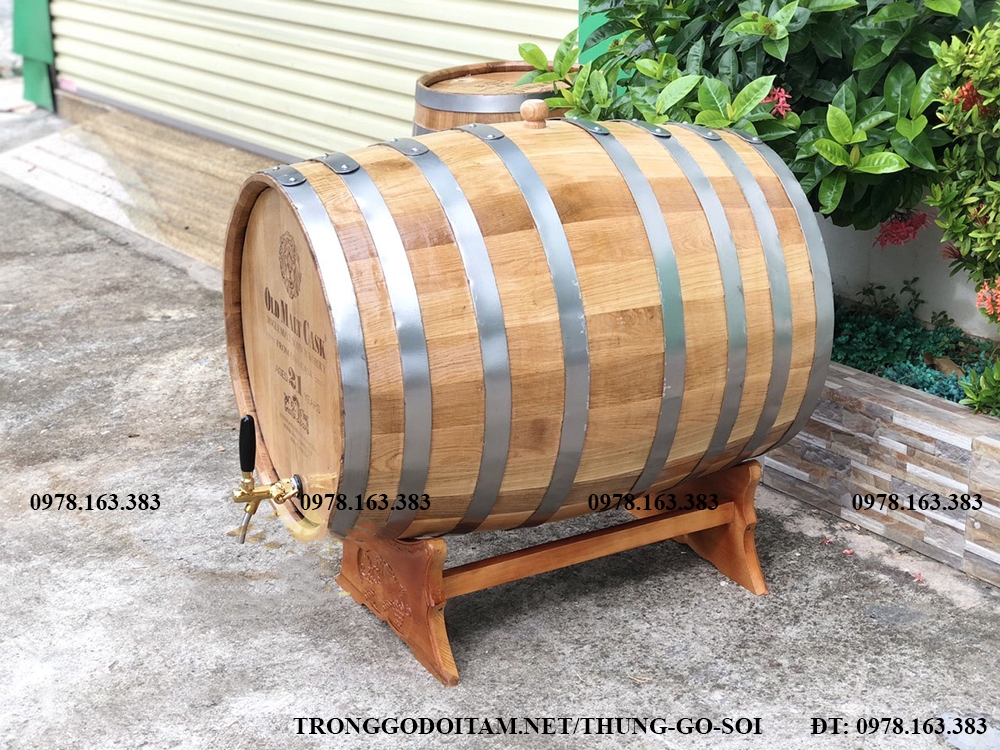 thùng gỗ sồi dùng để ngâm rượu