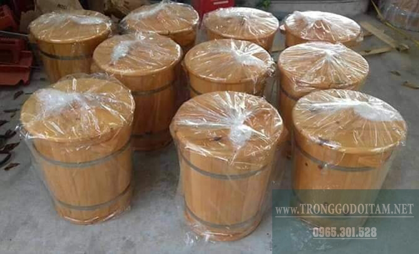đóng gói kỹ càng trước khi giao thùng gỗ đựng gạo cho khách