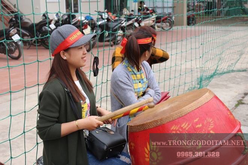 cho gái xinh thuê trống cổ vũ bóng đá