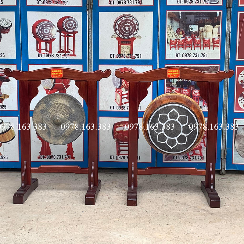 trống chiêng đặt trong nhà thờ họ