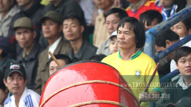 cách đánh trống cổ vũ bóng đá
