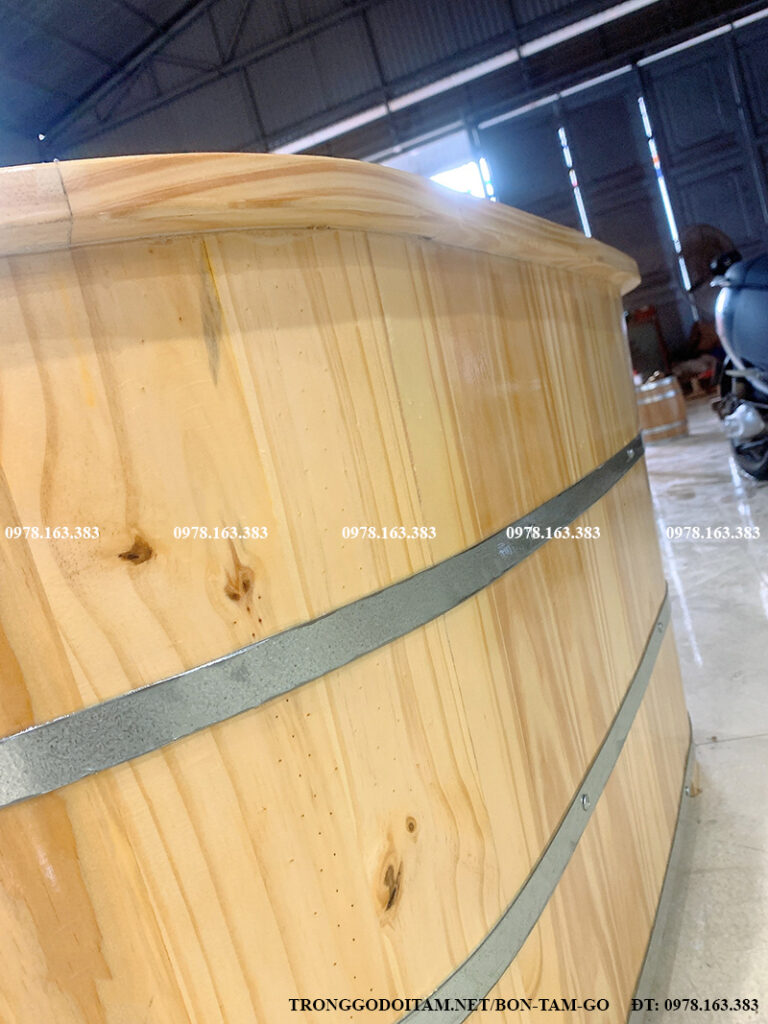 bồn tắm gỗ bo viền được cố định thêm 3 đai tôn chắc chắn
