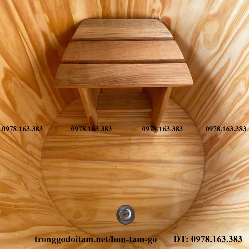bồn tắm gỗ có ghế ngồi giúp thoải mái hơn