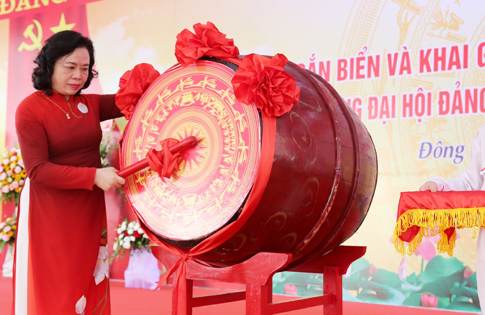 Trống 52cm đượ trang trí hoa văn