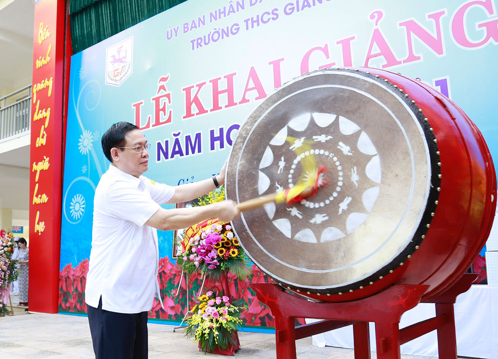 trống trường học đánh ngày khai giảng