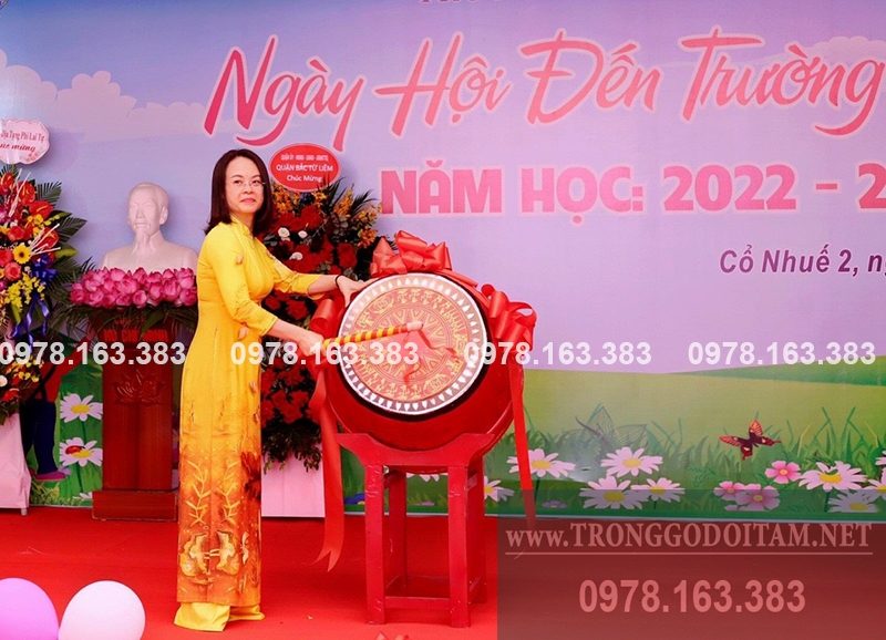 trống trường trung học đánh khai giảng