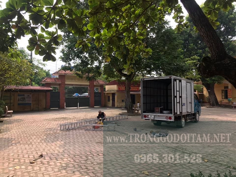 lắp đặt dù che nắng sân trường