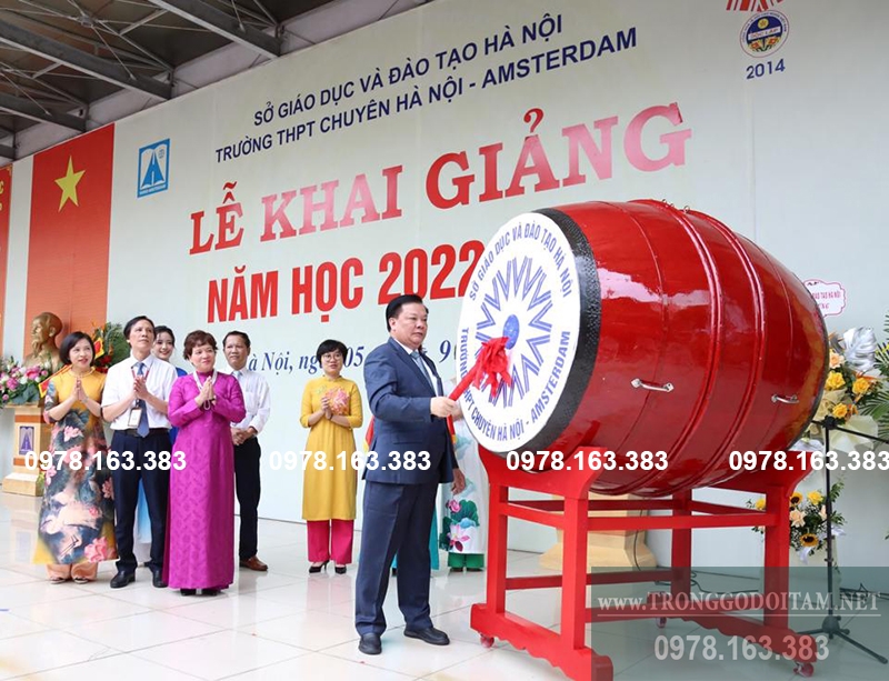 trống trường đánh khai giảng