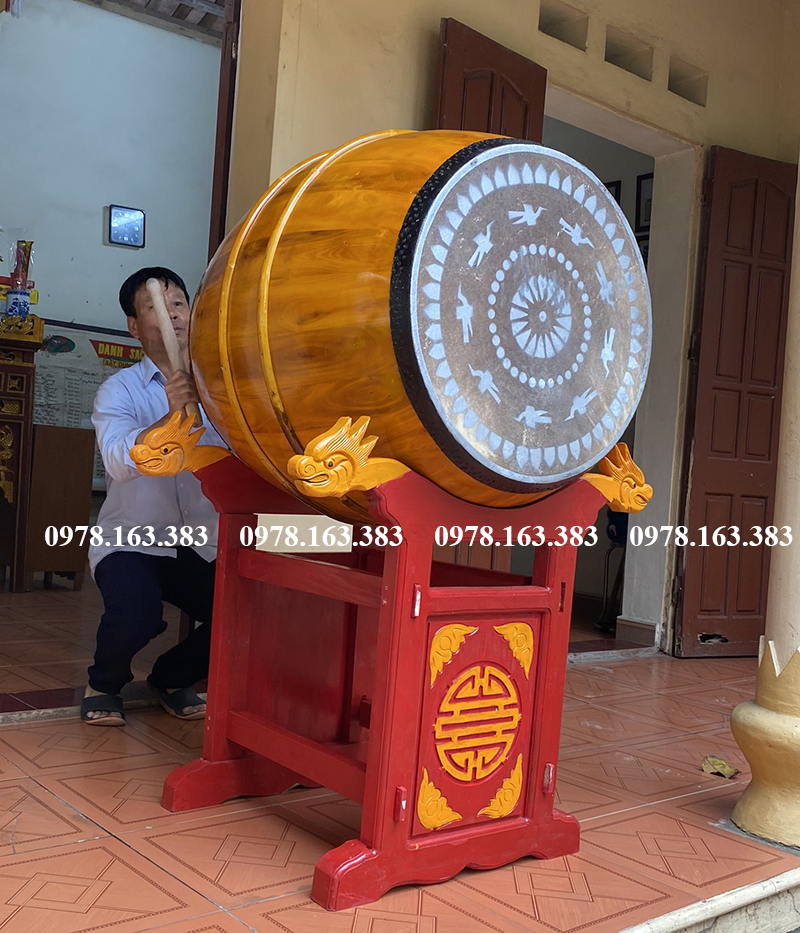 trống đánh trong từ đường nhà thờ họ