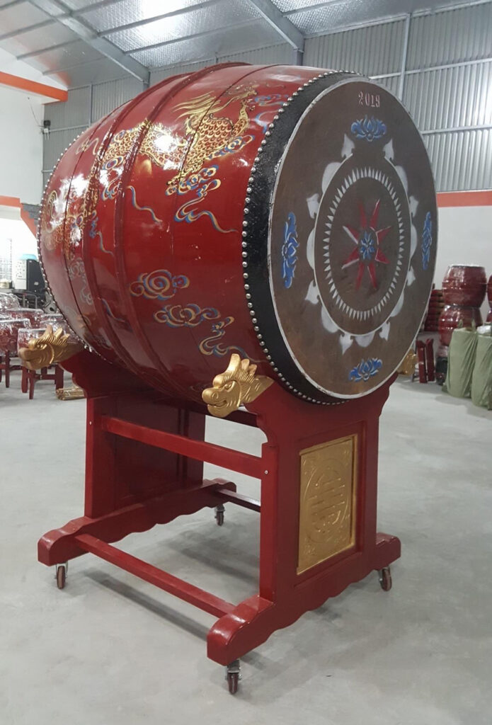 trống đặt trong đình làng