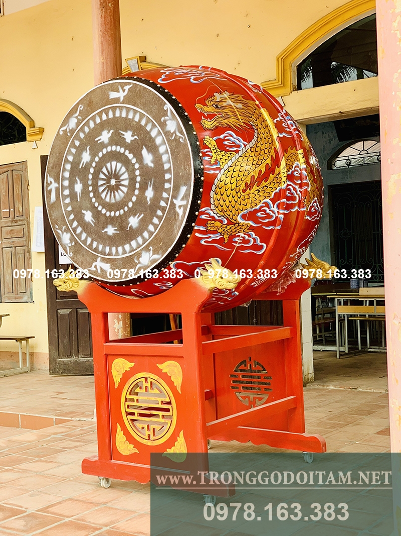 trống bằng gỗ dành cho đình làng hoặc nhà thờ họ được trang trí hoa văn rồng phượng rất đẹp và trang nghiêm