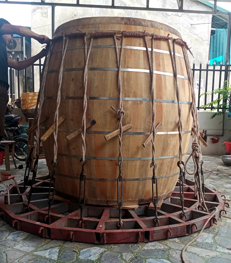 Tiến hành bưng và bịt mặt trống