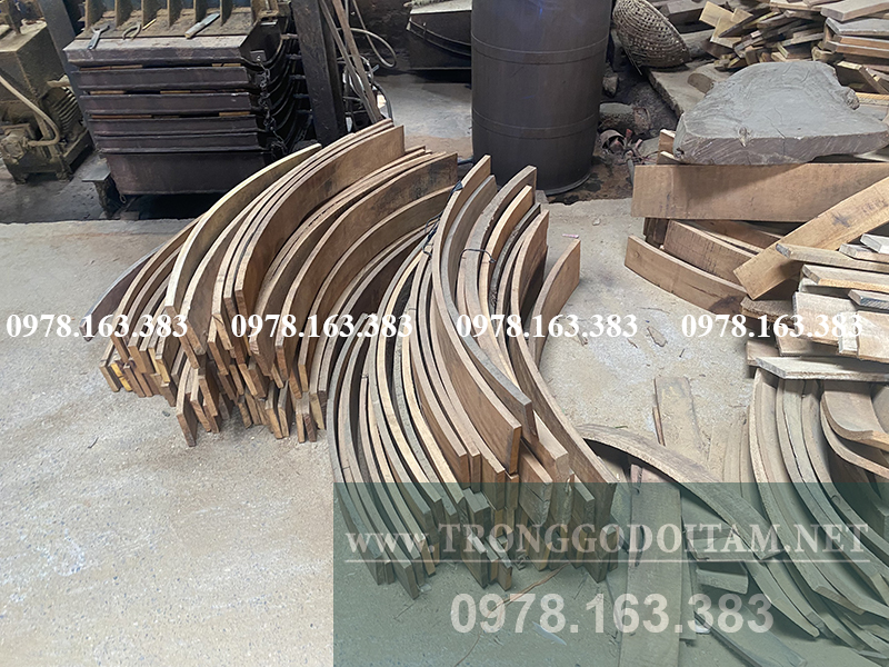 Thân trống được làm từ gỗ mít già.