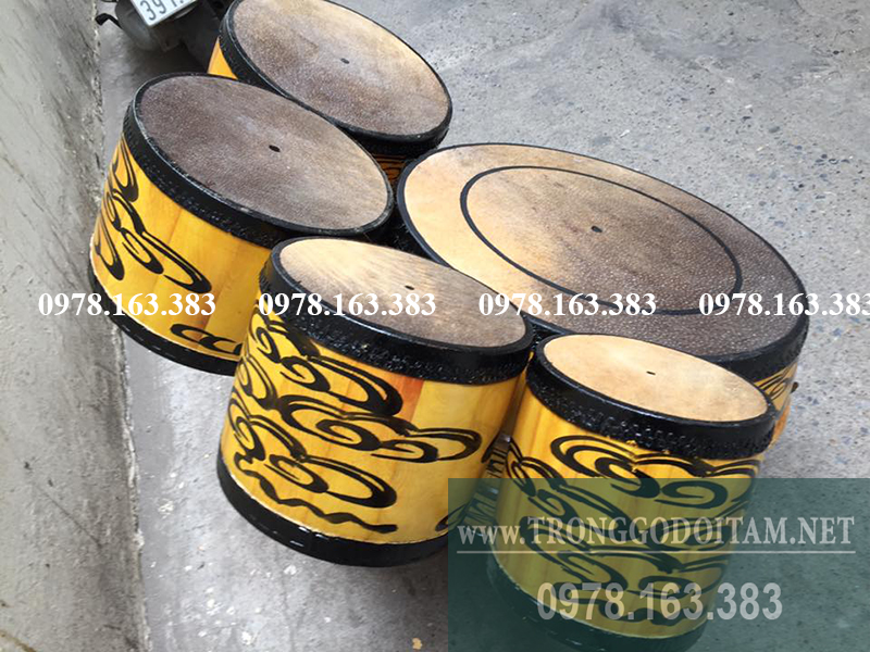 Trống hát văn gồm 5 cái: 1 trống cái, 4 trống con