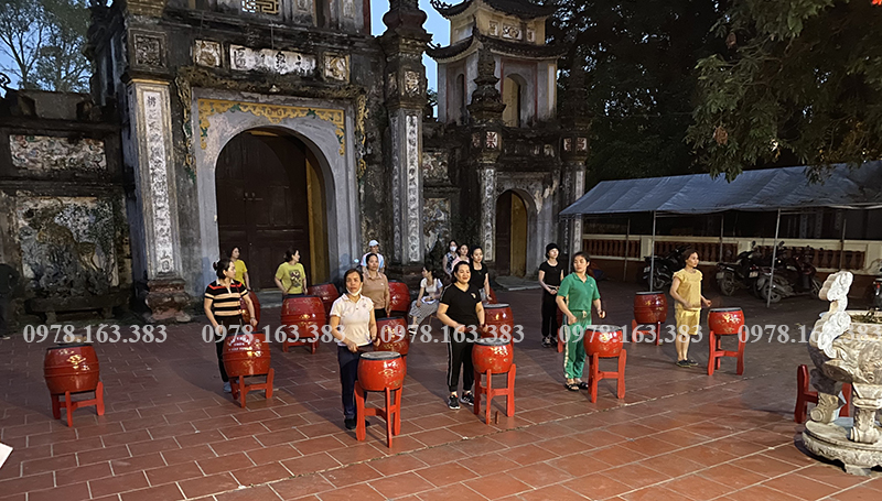 dàn trống chuyên đánh khai hội và múa trống biểu diễn