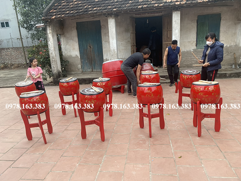 trống hội biểu diễn