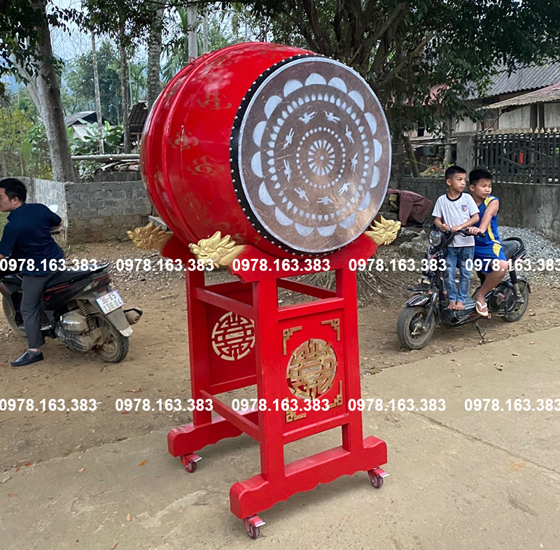 trống nhà thờ cỡ lớn sơn đỏ vẽ mây chân đỡ cao