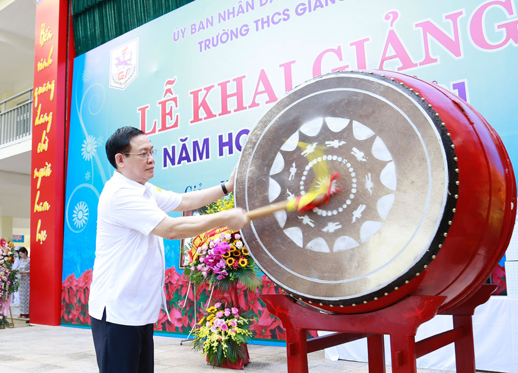 ĐÁNH TRỐNG TRƯỜNG HỌC
